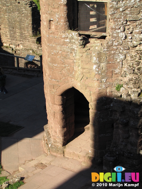 SX16620 Goodrich Castle shadow on north range door